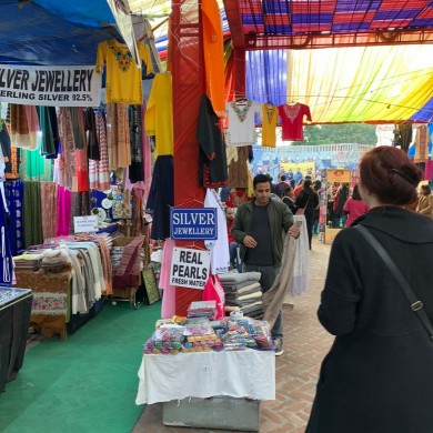 An diesem Stand wird Schmuck verkauft - den das steht auf dem Schild auf einem kleinen Stand mitten im Getümmel