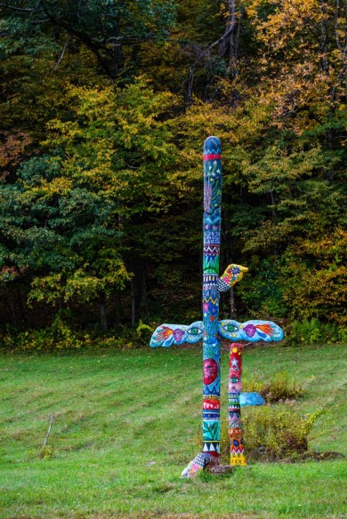 Ein farbiges Denkmal mitten auf einer Wiese. 