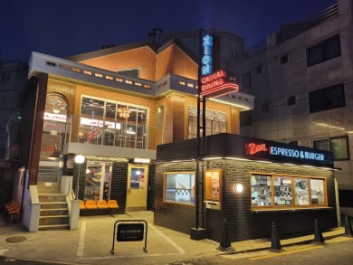 Wenn Sie auf der Suche nach leckeren Burgern in einer retro-amerikanischen Atmosphäre sind, ist Zion Burger der richtige Ort für Sie.