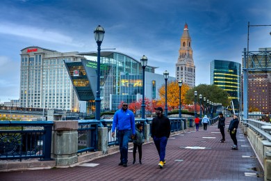Die Founders Bridge in Hartford führt über den Connecticut River.  Im Hintergrund: das Hartford Science Center.