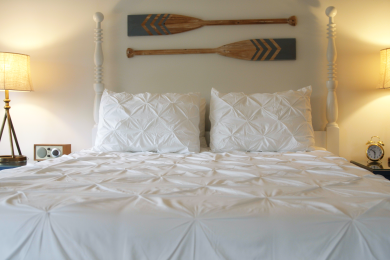 It lives up to its name: the cosy Whaler's Inn is located in the historic centre of Mystic. 