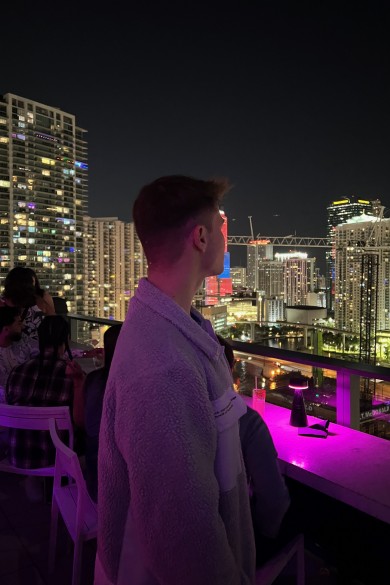 Von der Rosa Sky Bar aus geniesst Yanic die beeindruckende Aussicht auf die Stadt – ein Anblick, den er nie müde wird.