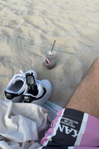 Am liebsten entspannt Yanic bei einem erfrischenden Getränk am Strand und geniesst die offene, lockere Atmosphäre von Miamis South Beach.