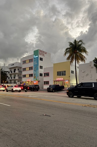 The Ocean Drive offers plenty of bars and restaurants to discover, providing the perfect opportunity to experience Miami’s lively food and nightlife scene.