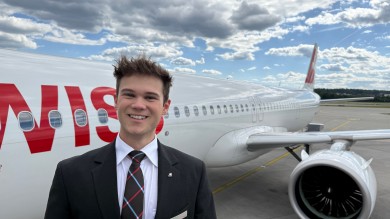 Mit einem strahlenden Lächeln blickt Yanic in die Kamera, während er sich gerne an den Flug von New York nach Zürich erinnert, der seine Karriere erst inspiriert hat. Seitdem gehört Miami zu seinen häufigen Zwischenstopps, die für ihn immer wieder wie ein neues Abenteuer sind.