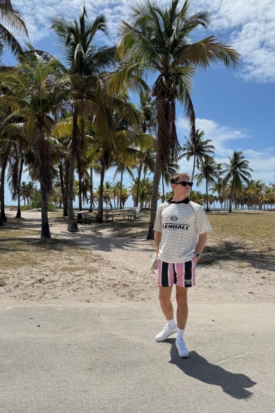Bei einem gemütlichen Spaziergang geniesst Yanic die Sonne und die ruhige, gelassene Stimmung am Strand.