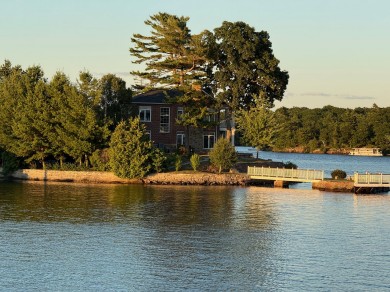 Live like you’re in paradise – discover beautiful properties on a cruise through the Thousand Islands.