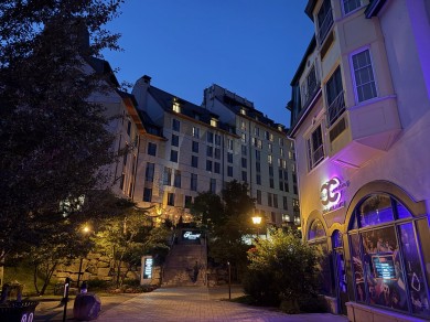 Summer evening in Mont-Tremblant: The village at the foot of the mountain of the same name invites you with terraces, music, and a holiday atmosphere.