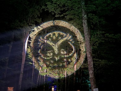Magical projections and mystical sounds – Tonga Lumina turns the Mont-Tremblant forest into a stage.