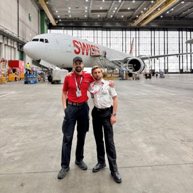Childhood friends reunited: Tomasz (right) and Bruno (left) now work together in technical operations at SWISS.