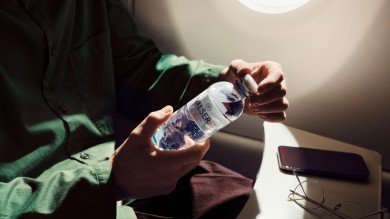Wasserflasche in einem Flugzeug