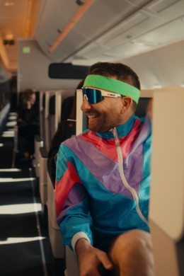 Zwei Passagiere mit sportlicher Kleidung